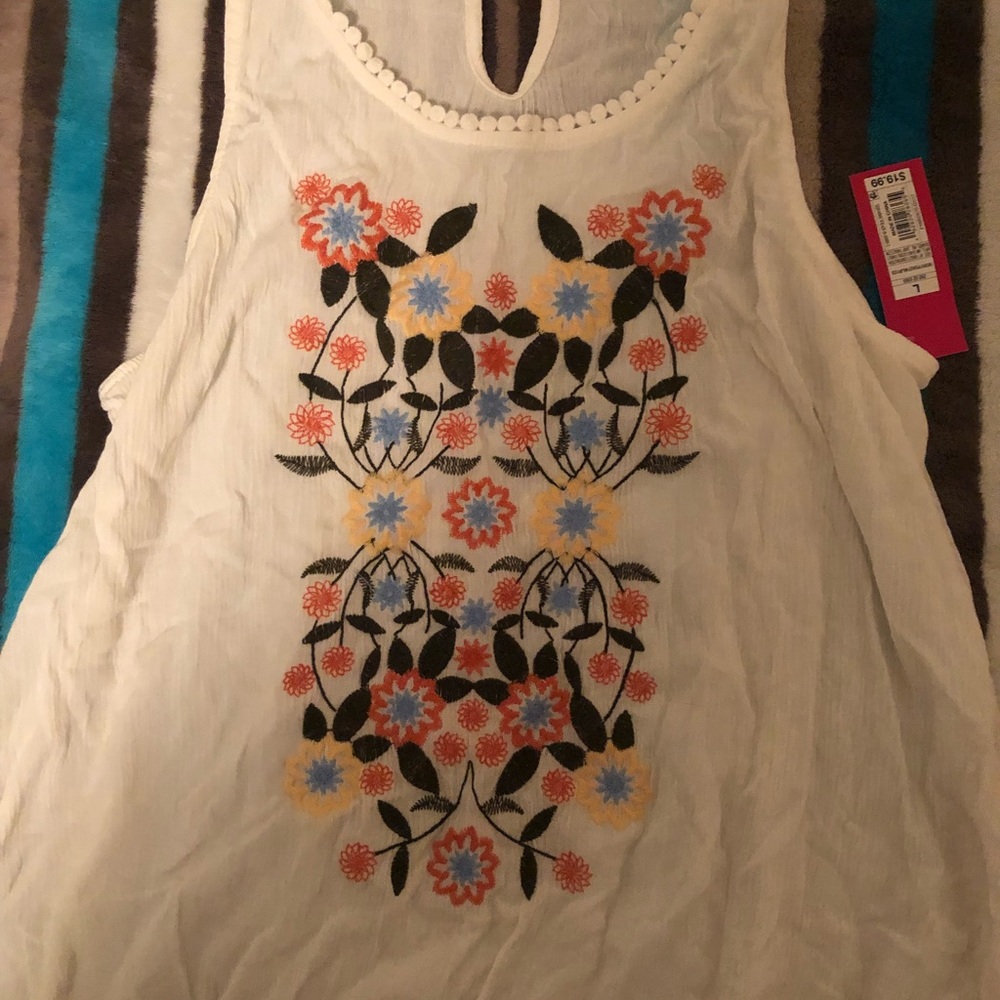 Embroidered Top - Picture 2 of 4